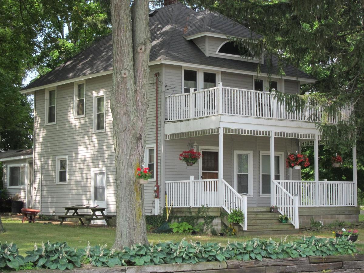 Devil'S Lake Inn And Devil'S Lake Inn Too Manitou Beach 외부 사진